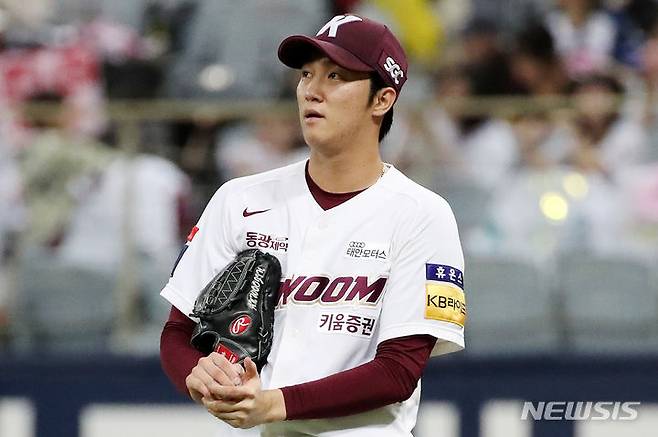 [서울=뉴시스] 조성우 기자 = 11일 오후 서울 구로구 고척스카이돔에서 열린 2023 KBO 리그 KT 위즈와 키움 히어로즈의 경기, 키움 선발투수 안우진이 kt 6회초 공격 1사 후 김상수를 삼진 아웃 시키고 있다. 2023.07.11.