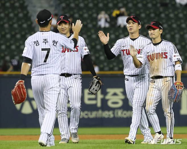 [서울=뉴시스] 조수정 기자 = 6일 서울 송파구 잠실야구장에서 열린 프로야구 KBO리그 kt위즈와 LG트윈스 경기, 8-7로 승리한 LG 선수들이 기쁨을 나누고 있다. 2023.07.06. chocrystal@newsis.com