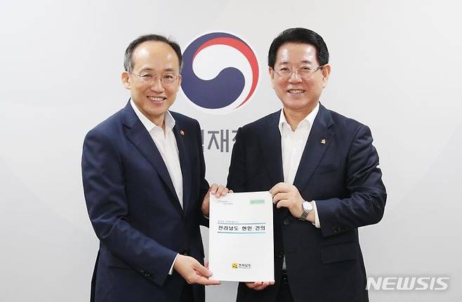 [서울=뉴시스] 이창우 기자=김영록 전남도지사(오른쪽)가 12일 오전 서울시 종로구 세종로 정부서울청사에서 추경호 경제부총리 겸 기획재정부 장관을 만나 전남 주요 현안사업과 내년도 국비 지원을 건의한 뒤 현안 건의 내용을 전달하고 있다.  (사진=전남도 제공) 202307.12. photo@newsis.com *재판매 및 DB 금지