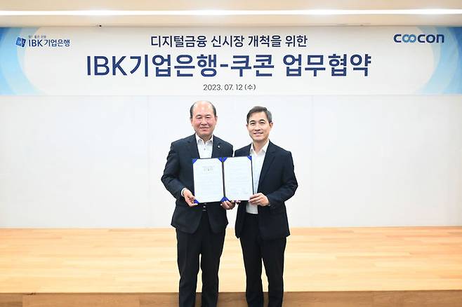 쿠콘은 IBK기업은행과 국내·외 서비스형뱅킹(BaaS) 시장 선점을 목표로 업무협약을 체결했다. (왼쪽부터) 박주용 IBK기업은행 부행장, 김종현 쿠콘 대표가 기념촬영하고 있다(사진=쿠콘 제공)  *재판매 및 DB 금지