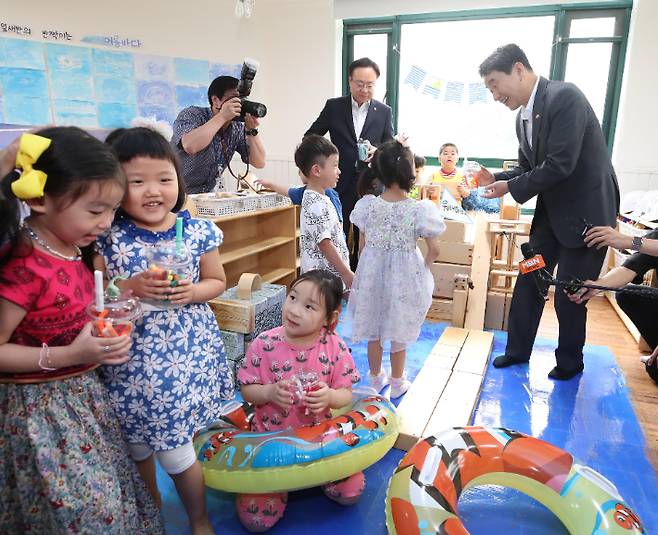 이주호 사회부총리 겸 교육부 장관과 조규홍 보건복지부 장관이 12일 서울 성동구 한양대학교 한양어린이집을 찾아 수업을 참관하던 중 어린이가 만든 음료 모양의 장난감을 선물 받고 있다. 연합뉴스