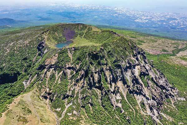윗세오름 상공에서 본 한라산 백록담. 얼마 전 내린 비로 물이 꽤 고였다.