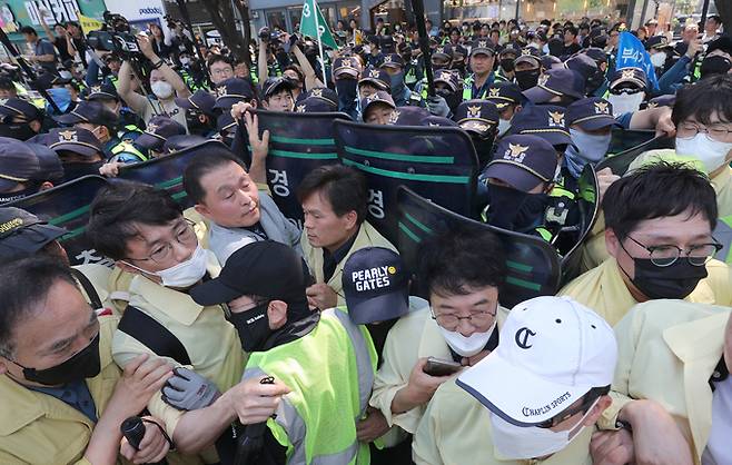 지난달 17일 대구퀴어축제 행정대집행 현장이 경찰과 공무원간의 충돌로 혼잡한 모습을 보이고 있다. 대구=연합뉴스