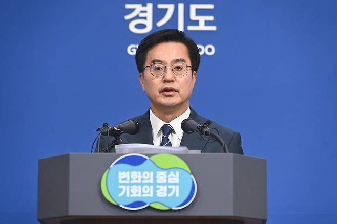 김동연 경기도지사가 12일 경기도 수원시 영통구 경기도청 브리핑룸에서 서울-양평 고속도로 사업 관련 입장을 발표하고 있다. 뉴시스