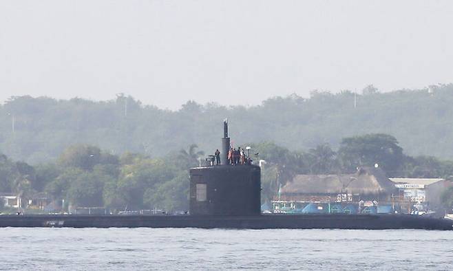 미국 해군의 로스앤젤레스급 핵추진잠수함 USS 패서디나호가 남미 카리브해에서 실시하는 군사훈련 중 가장 큰 규모인 ‘유니타스 2023’에 참가하기 위해 콜롬비아 카르타헤나 앞바다에 11일(현지시간) 도착한 모습. 카르타헤나=EPA연합뉴스