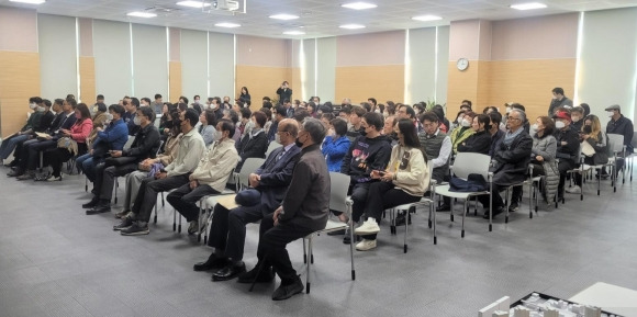 지난 4월에 진행된 영등포구 ‘찾아가는 주택재개발 정비사업 주민학교’에서 주민들이 정비사업과 관련한 설명을 듣고 있다. 영등포구 제공