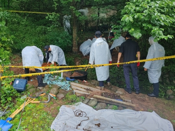 전남경찰청 과학수사대와 여성청소년범죄수사대 직원들이 광양시 한 야산 주변에서 암매장된 것으로 추정되는 출생 미신고 영아 시신을 수색하고 있다. 전남경찰청 제공.