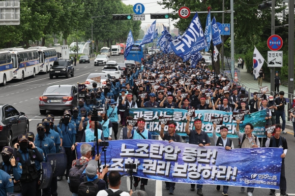 삼각지역 방면으로 행진하는 금속노조 - 12일 서울 용산구 이촌역 인근에서 열린 전국금속노동조합 총파업대회에서 조합원 약 4000명이 “노조탄압 중단! 노조할 권리 보장하라!”고 적힌 플랜카드를 들고 삼각지역 방향으로 행진하고 있다.  연합뉴스