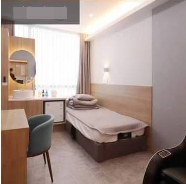 서울의 한 한의원이 병실에서 건강보험으로 호캉스를 보내는 방법을 알리는 단체 문자메시지를 보냈다가 관할 구청으로부터 조사를 받게 됐다.