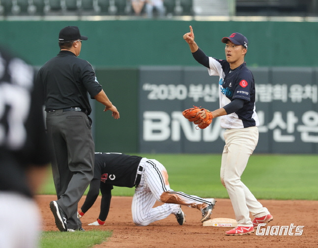 손성빈이 빠른 송구로 2루 주자 오지환(가운데)을 잡아내는 장면. /사진=롯데 자이언츠