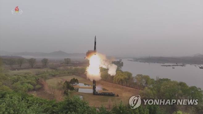 지난 4월 북한 고체연료 사용 탄도미사일 화성포-18형 발사 장면 [국내에서만 사용가능. 재배포 금지. For Use Only in the Republic of Korea. No Redistribution] nkphoto@yna.co.kr