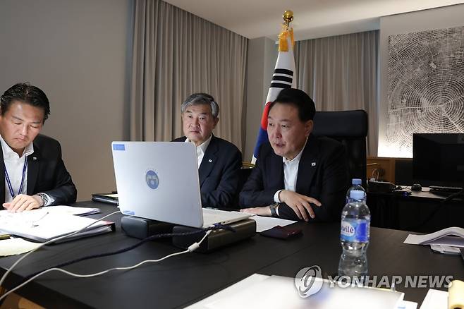 리투아니아서 긴급 NSC 상임위 주재하는 윤 대통령 (서울=연합뉴스) 진성철 기자 = 북대서양조약기구(NATO·나토) 정상회의 참석차 리투아니아를 방문 중인 윤석열 대통령이 12일(현지시간) 북한이 대륙간탄도미사일(ICBM)로 추정되는 탄도미사일을 발사한 것과 관련, 현지에서 긴급 국가안전보장회의(NSC) 상임위원회를 주재하고 있다. 2023.6.12 [대통령실 제공, 재판매 및 DB 금지] zjin@yna.co.kr