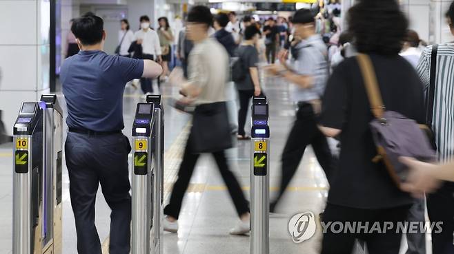 서울 지하철 요금 하반기 인상폭 오늘 결정 (서울=연합뉴스) 최재구 기자 = 서울 지하철의 요금 인상 폭과 시기를 결정하는 '교통요금 조정 물가대책위원회'가 예정된 12일  지하철 1호선 종각역에서 시민들이 개찰구를 통과하고 있다. 지하철의 경우 하반기 일단 150원을 올리는 안이 유력한 가운데, 확정된 요금 인상안은 8월 말 또는 9월 초부터 적용될 것으로 예상된다.  2023.7.12 jjaeck9@yna.co.kr