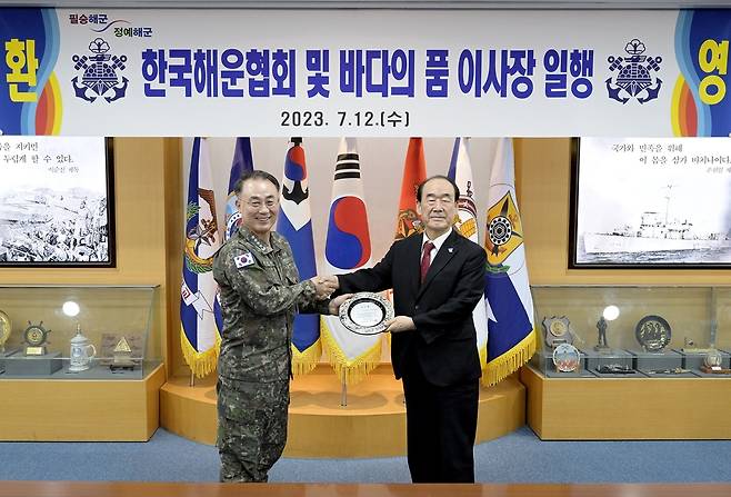 이종호 해군참모총장(왼쪽)과 정태순 한국해운협회장 [한국해운협회 제공. DB 및 재판매 금지]