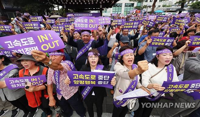 '고속도로 IN, 정치정쟁 OUT' (양평=연합뉴스) 홍기원 기자 = 10일 오전 경기도 양평군청 앞에서 열린 '서울-양평 고속도로 사업 재추진 범군민대책위원회 발대식'에서 참석자들이 구호를 외치고 있다. 2023.7.10 xanadu@yna.co.kr