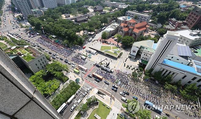 세종대로 일대 메운 민주노총 (서울=연합뉴스) 서대연 기자 = 6일 오후 서울 종로구 세종대로 일대에서 전국민주노동조합총연맹(민주노총) 서비스연맹 총파업대회가, 숭례문 일대에서 민주일반연맹 총파업대회가 각각 열리고 있다. 2023.7.6 dwise@yna.co.kr