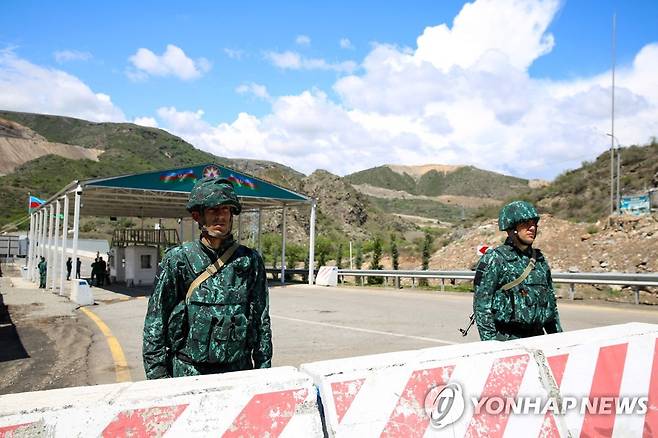 아제르바이잔 분쟁 지역 접근 도로에 설치된 '라친 국경 검문소' [AFP 연합뉴스 자료 사진. 재판매 및 DB 금지]