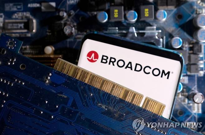 BROADCOM-SPAIN/INVESTMENT FILE PHOTO: A smartphone with a displayed Broadcom logo is placed on a computer motherboard in this illustration taken March 6, 2023. REUTERS/Dado Ruvic/Illustration/File Photo