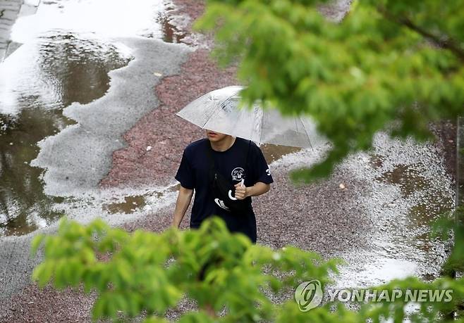 이어지는 장마 (광주=연합뉴스) 조남수 기자 = 전국 곳곳에 호우 특보가 발효된 11일 오후 광주 서구 치평동에서 한 시민이 거리를 걷고 있다. 2023.7.11 iso64@yna.co.kr