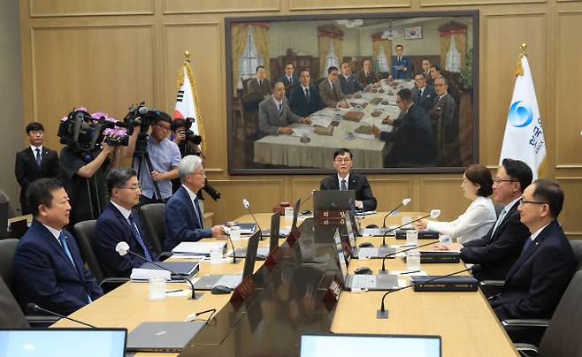 이창용 한국은행 총재가 13일 오전 서울 중구 한국은행에서 열린 금융통화위원회 본회의에서 회의를 주재하고 있다.(출처: 한은)