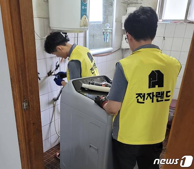 전자랜드가 주거환경개선 프로젝트에 참여해 세탁기를 지원하고 있다(전자랜드 제공).