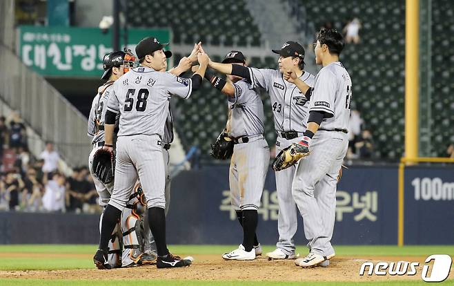 12일 오후 서울 송파구 잠실야구장에서 열린 프로야구 '2023 신한은행 SOL KBO리그' 한화와 LG의 경기에서 9회말 마무리 투수 박상원을 비롯한 한화 선수들이 경기를 2대1로 승리 후 환호하고 있다. 2023.7.12/뉴스1 ⓒ News1 박세연 기자