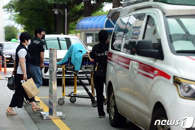 전국보건의료산업노동조합이 총파업에 돌입한 13일 오전 광주 동구 조선대학교 병원에서 의료진 부족으로 인해 환자를 전원조치 하고 있다. 2023.7.13/뉴스1 ⓒ News1 이승현 기자