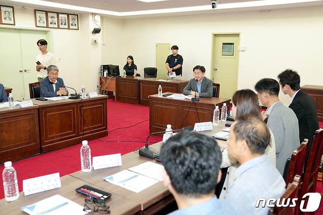 13일 제주도는 이날 오후 도청 2층 삼다홀에서 도와 도의회·학계·의료계·도민 등 분야별 전문가로 구성된 제주권 상급종합병원지정 추진 전담팀(TF)의 첫 회의를 개최했다고 밝혔다.