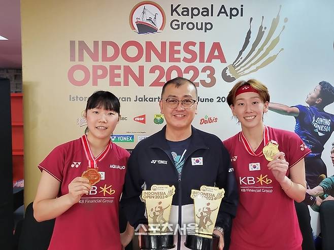 2023 인도네시아오픈 여자복식에서 우승한 이소희(맨오른쪽)-백하나와 김학균 감독. 대한배드민턴협회