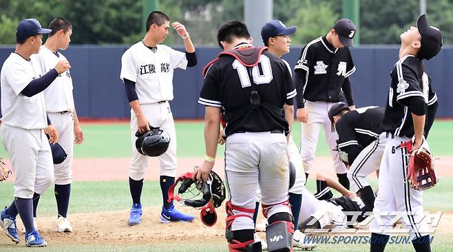 아쉬운 패배. 쓰러진 손현기를 걱정스럽게 바라보는 양 팀 선수들.