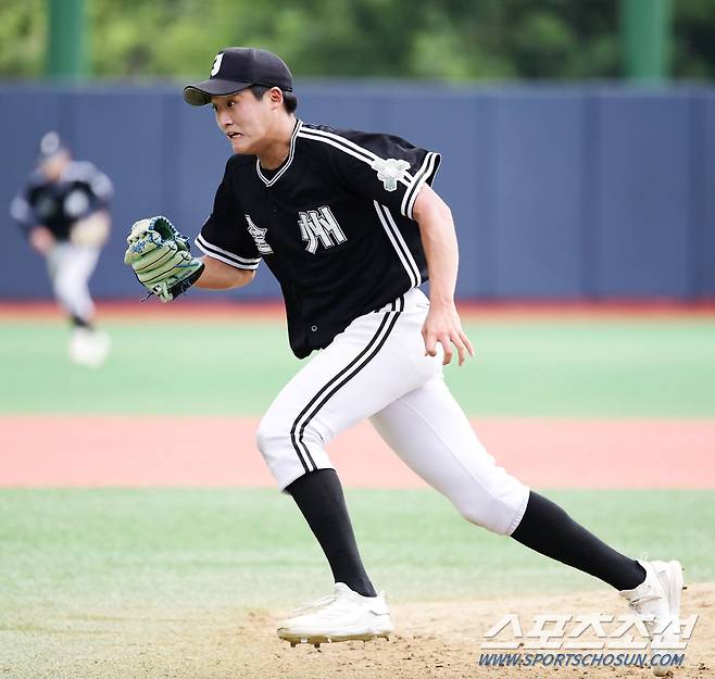 내야 수비를 하고 있는 손현기.