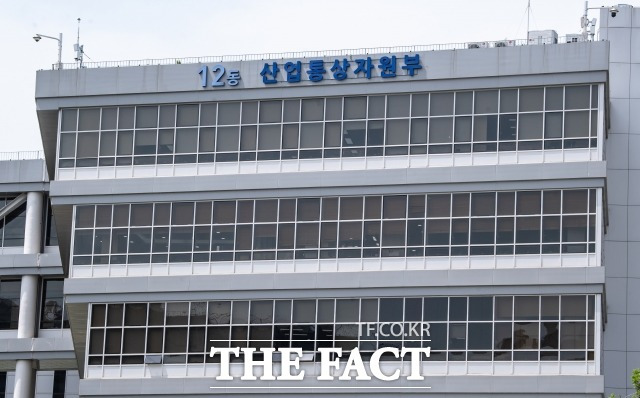 반도체 업황 부진이 길어지면서 지난달 정보통신산업(ICT) 수출이 전년보다 22.1% 감소한 것으로 나타났다. 사진은 산업통상자원부 전경./더팩트DB