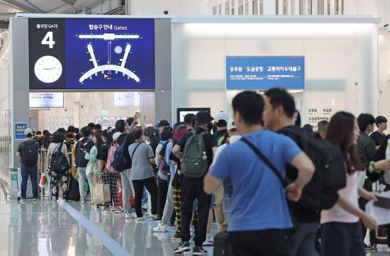 인천국제공항 제1여객터미널 출국장이 여행객들로 붐비고 있다.[이미지출처=연합뉴스]