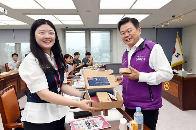 이필형 동대문구청장(사진 오른쪽)이 신규 직원에게 웰컴키트를 전달하고 있다.