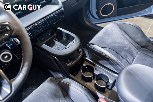 고정형 센터콘솔을 적용하며 운전석과 보조석을 완전히 분리했다