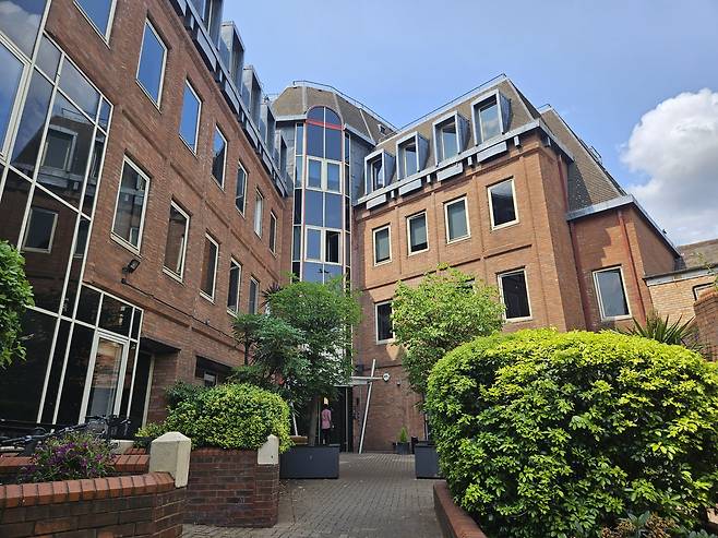 지난달 29일(현지 시각) 찾은 영국 런던의 하운슬로에 있는 코리빙 하우스 '그래비티' 웨스트코트점 전경. 4층 규모의 건물에 총 97실의 거주 공간과 공용 공간이 마련돼있다. /백윤미 기자