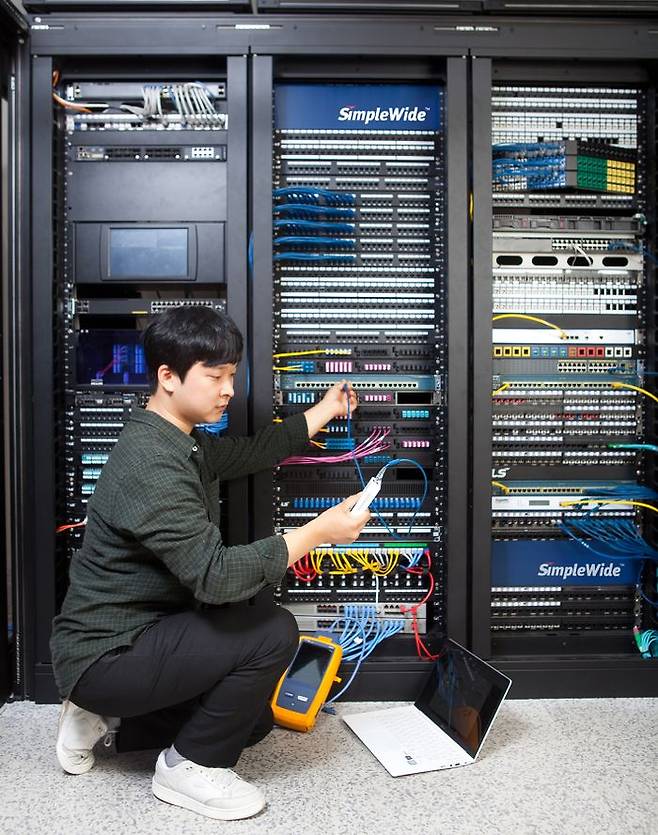 LS전선 직원이 데이터센터에서 랜 케이블을 점검하고 있다.ⓒLS전선