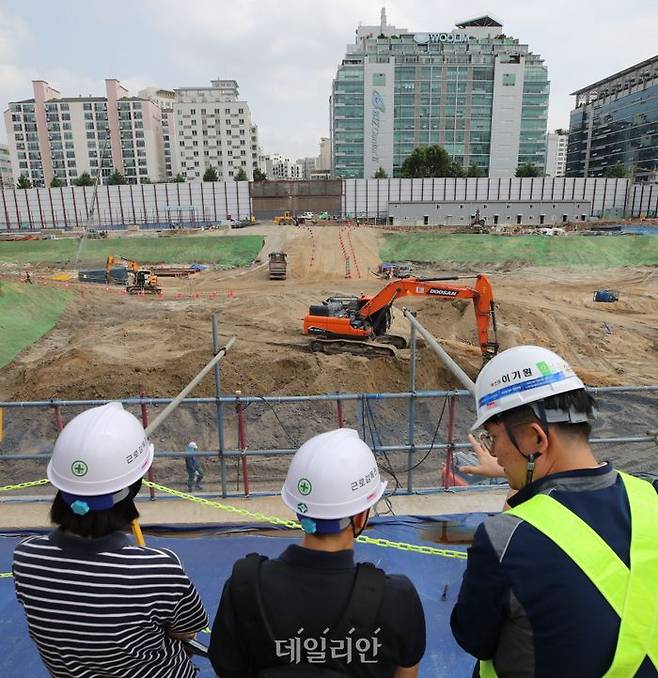 고용노동부 서울남부지청 소속 산업안전감독관이 지난달 28일 오전 서울 영등포구 내 건설현장에서 장마철 및 폭염 대비 현장점검을 하고 있다.ⓒ뉴시스