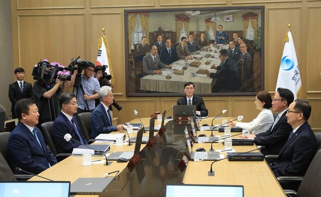 이창용 한국은행 총재가 13일 서울 중구 한은 본관에서 금융통화위원회를 주재하고 있다. ⓒ한국은행