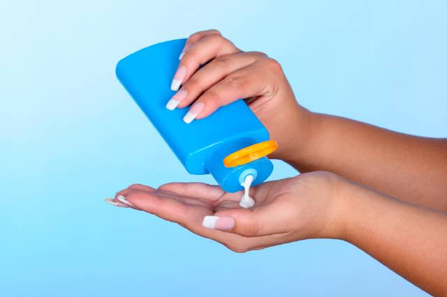 흐린 날에도 UVA 수치는 크게 변하지 않으므로, PA 지수가 높은 자외선 차단제를 바르는 게 권장된다./사진=클립아트코리아