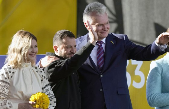 볼로디미르 젤렌스키 우크라이나 대통령(가운데)과 기타나스 나우세다 리투아니아 대통령(오른쪽)이 지난 11일 리투아니아 빌뉴스에서 열린 나토 정상회의에서 리투아니아 국민 앞에서 연설 후 손을 흔들고 있다. AP=연합뉴스