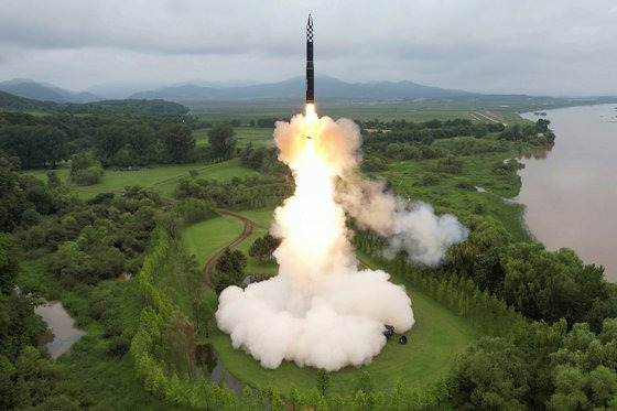 북한이 전날인 12일 고체연료 기반의 신형 대륙간탄도미사일(ICBM)인 '화성-18형'을 시험발사했다고 13일 노동당 기관지 노동신문이 보도했다. 뉴스1