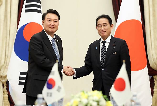 한일 정상회담에서 악수하는 윤석열 대통령과 기시다 일본 총리