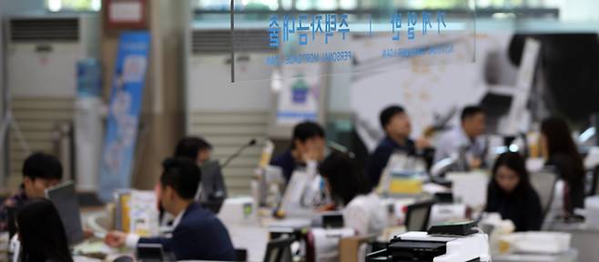 서울 여의도 한 시중은행의 대출 창구, 최근 몇 년 새 주요 시중은행들은 성별에 관계없이 근무 복장을 자율화했지만, 신용협동조합이나 농협, 새마을금고 등 제2금융권은 여전히 여성 직원들에게 유니폼을 입도록 하는 경우가 많다.