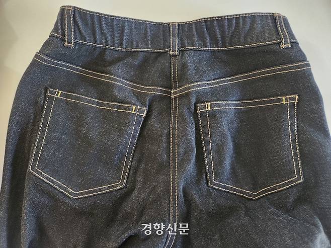 맥도날드 직원들이 받는 유니폼 하의. 바지 앞뒤에 주머니 모양을 냈지만 뜯지 못하게 윗부분이 박음질로 막혀 있어 주머니 기능은 없다. 직원들은 필요한 최소한의 물품을 넣을 수 있는 곳이 없어 불편하다고 말했다. 맥도날드는 위생 문제를 방지하기 위해 유니폼에 주머니를 두지 않는다고 밝혔다. 박하얀 기자