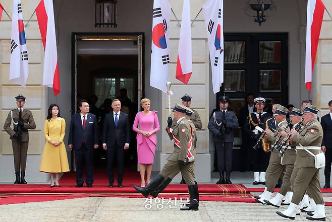 윤석열 대통령과 부인 김건희 여사가 13일(현지시간) 수도 바르샤바 대통령궁에서 안제이 두다 폴란드 대통령의 환영을 받고 있다. 김창길기자