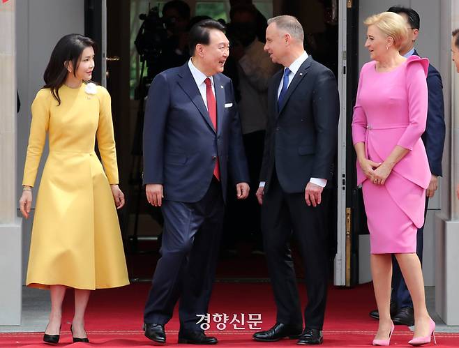 폴란드를 공식 방문 중인 윤석열 대통령이 13일(현지시간) 바르샤바 대통령궁에서 열린 공식환영식에서 안제이 두다 폴란드 대통령과 함께 의장대 사열을 마치고 내부로 들어서고 있다. 김창길기자