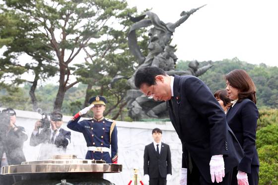 Japanese Prime Minister Fumio Kishida and his wife Yuko Kishida pay their respects during their visit to Seoul National Cemetery on May 7. [REUTERS/YONHAP]