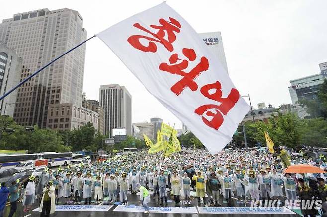 전국보건의료산업노동조합(보건의료노조) 조합원들이 13일 서울 세종대로 일대에서 열린 산별총파업대회에서 구호를 외치고 있다. 폭우가 내린 궂은 날씨에도 총파업 집회를 예정대로 진행했다.  사진=임형택 기자