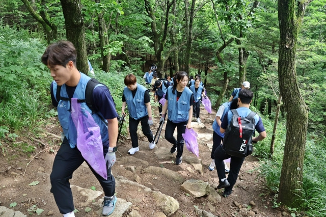 포스코인터내셔널 스피너스 여자탁구단 선수들과 국가대표 봅슬레이스켈레톤 선수단이 합동으로 대관령 숲길 플로깅 캠페인 활동을 하는 모습. 포스코인터내셔널 제공